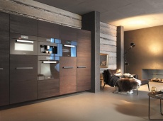 Charakteristisches Merkmal von ContourLine ist der hohe Edelstahl-Anteil und der breite Griff auf der Gerätefront. (Foto: Miele)