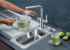 Teegenuss im Handumdrehen: Das neue Heißwassersystem Blanco Hot liefert ab dem ersten Tropfen kochend heißes Wasser. (Foto: Blanco)