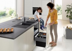Das Abfallsystem Blancoselect sorgt für ein perfekt platziertes Mülleimer-System in der Küche und einen rundum aufgeräumten Unterschrank.