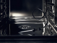 Mit dem Kerntemperaturfühler werden z.B. Gerichte im Teigmantel auf den Punkt gegart. (Fotos: Gaggenau Hausgeräte GmbH)