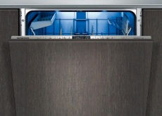 Siemens neuer speedMatic Geschirrspüler fügt sich perfekt in ein griffloses Küchendesign ein und kommt mit Türöffnungsassistenten openAssist für griffloses Bedienen in die Küche.